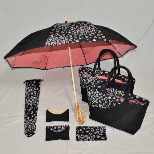 日傘・バッグ・ポーチ等です。日傘の表は喪服と小紋を使用。裏地には別の着物を付けています。こうすることで、見違えるほどの高級感・品の良さ・華やかさがプラスされていると思います。バッグも同じパターンで、表は喪服と小紋、中袋には日傘の裏地と同じ生地を使用しています。着物リメイクされるのは50才～の方が多いですので、基本は喪服(黒紋付)を使用して、アクセントに他の着物・羽織を使用するのが良いと思います。